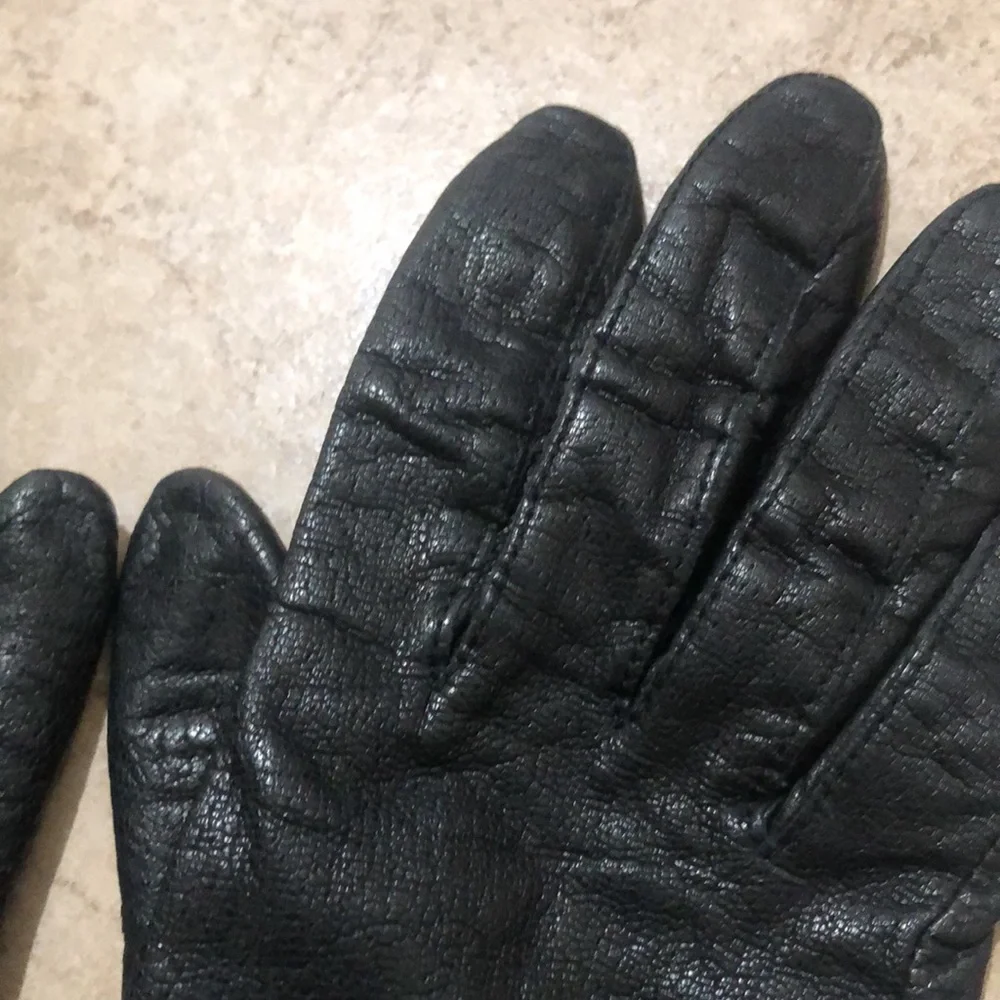 Womens black genuine leather gloves. Size small/medium.